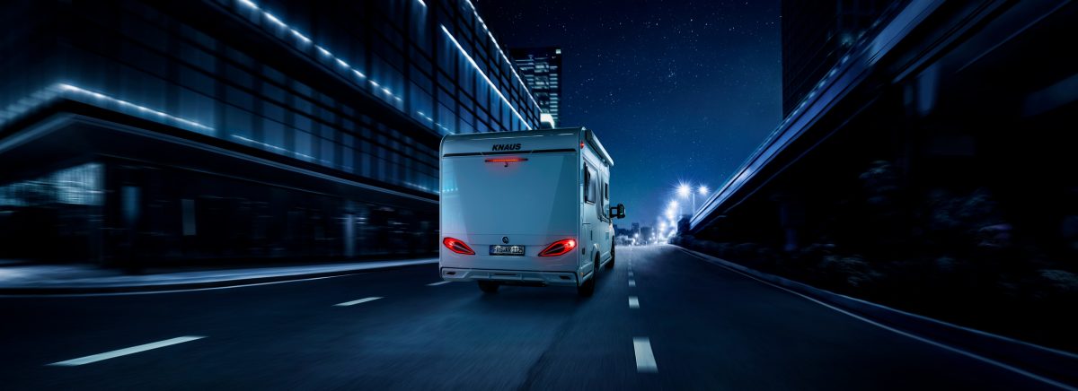 Knaus bobil på veien i solnedgang